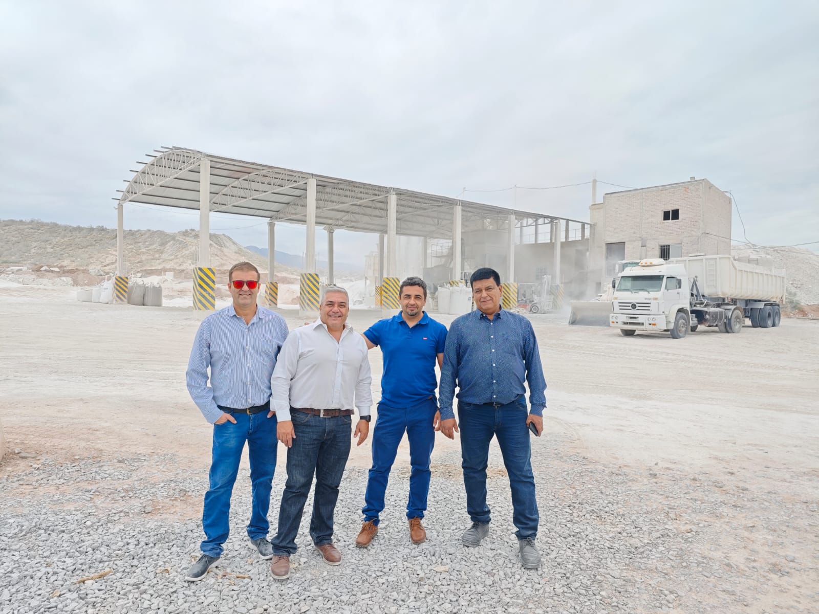 Equipo de trabajo en planta industrial